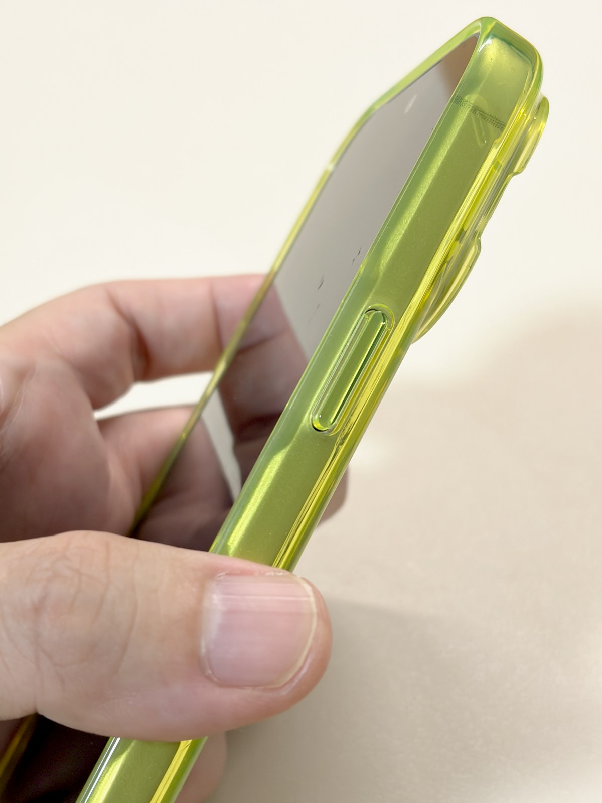 Aulumu A18 蓄光ゴースト イエローを画面側の斜めから