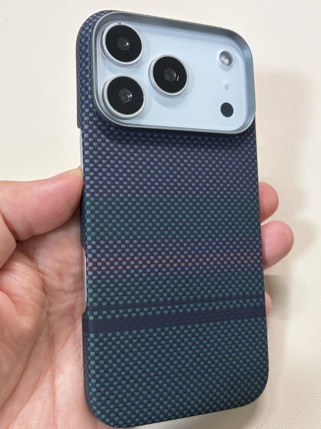 iPhone 17 ProにBENKS ArmorAir 600D Auroraケースを装着した背面全体