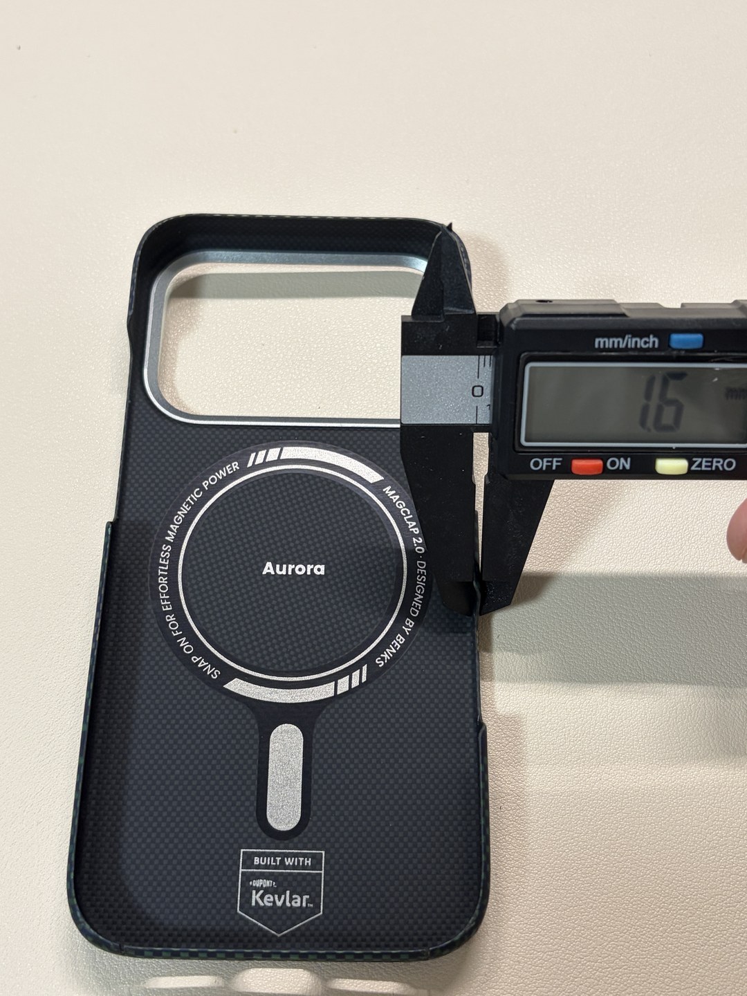 BENKS ArmorAir 600D Auroraケースの背面の厚みをノギスで計測、1.6mm