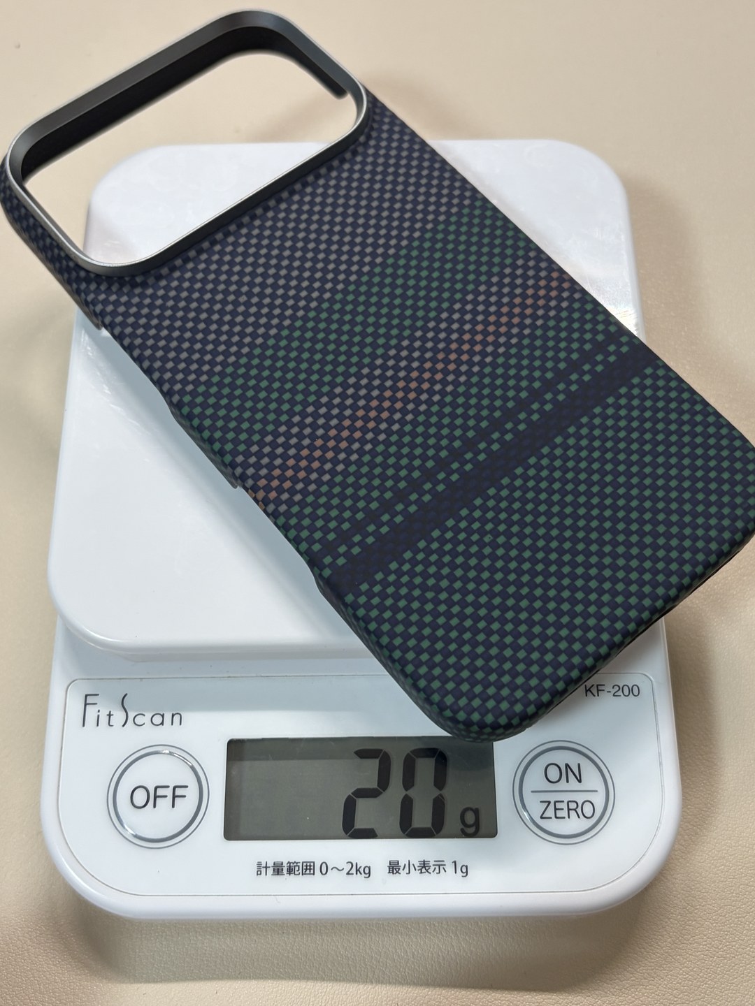BENKS ArmorAir 600D Auroraケース（iPhone 17 Pro用）をキッチンスケールで計量、20g