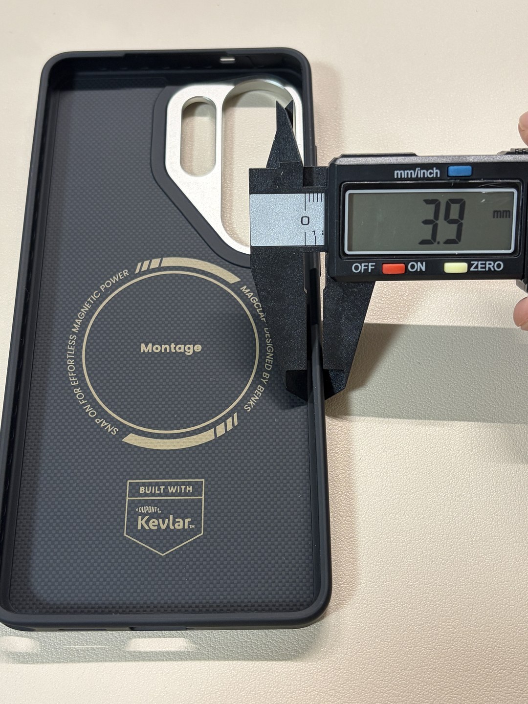 BENKS ArmorPro Montageケースの縁の厚みをノギスで計測、3.9mm