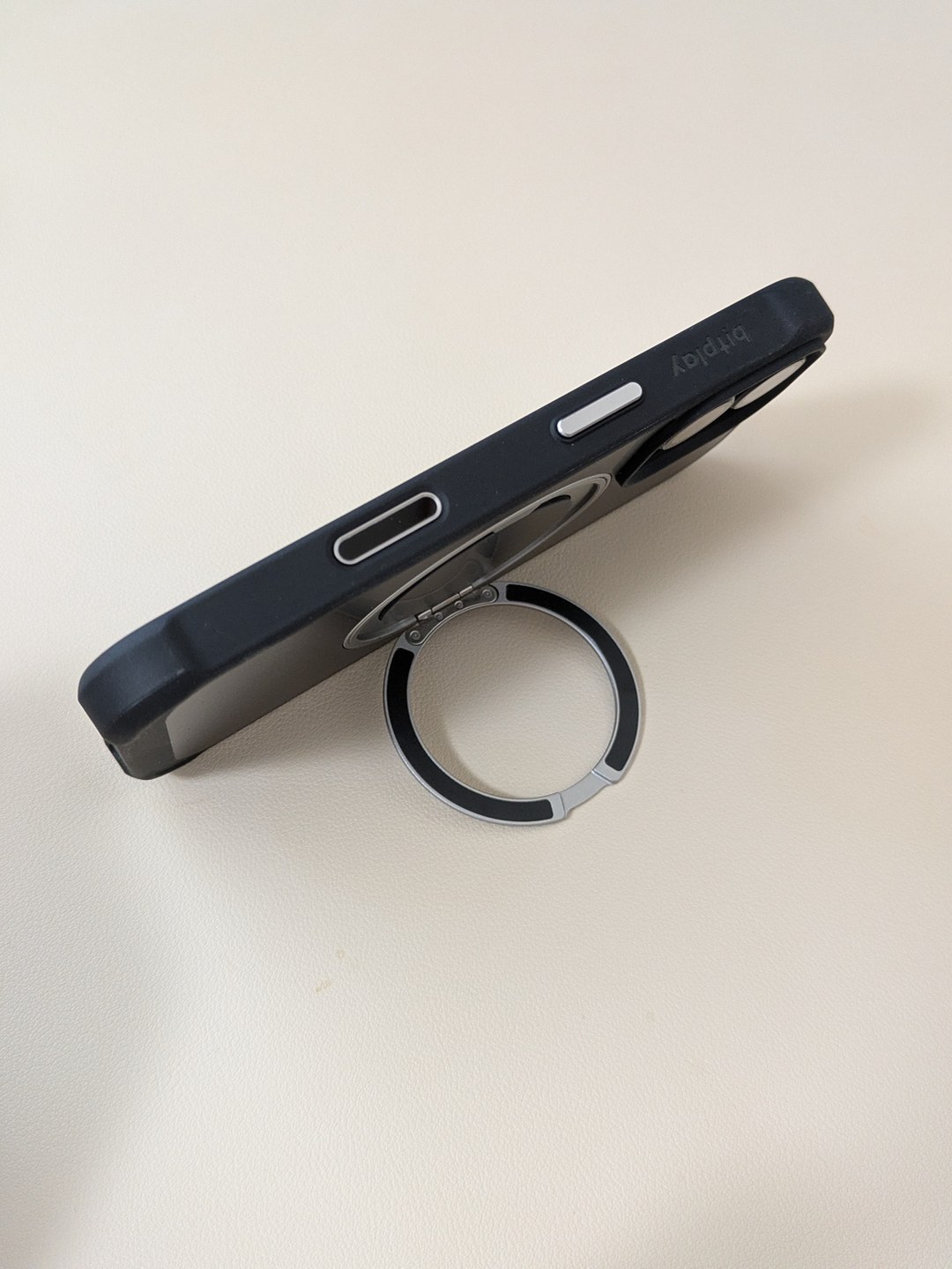 iPhone 17にbitplay Wander Caseを装着しリングスタンドで立てたところ