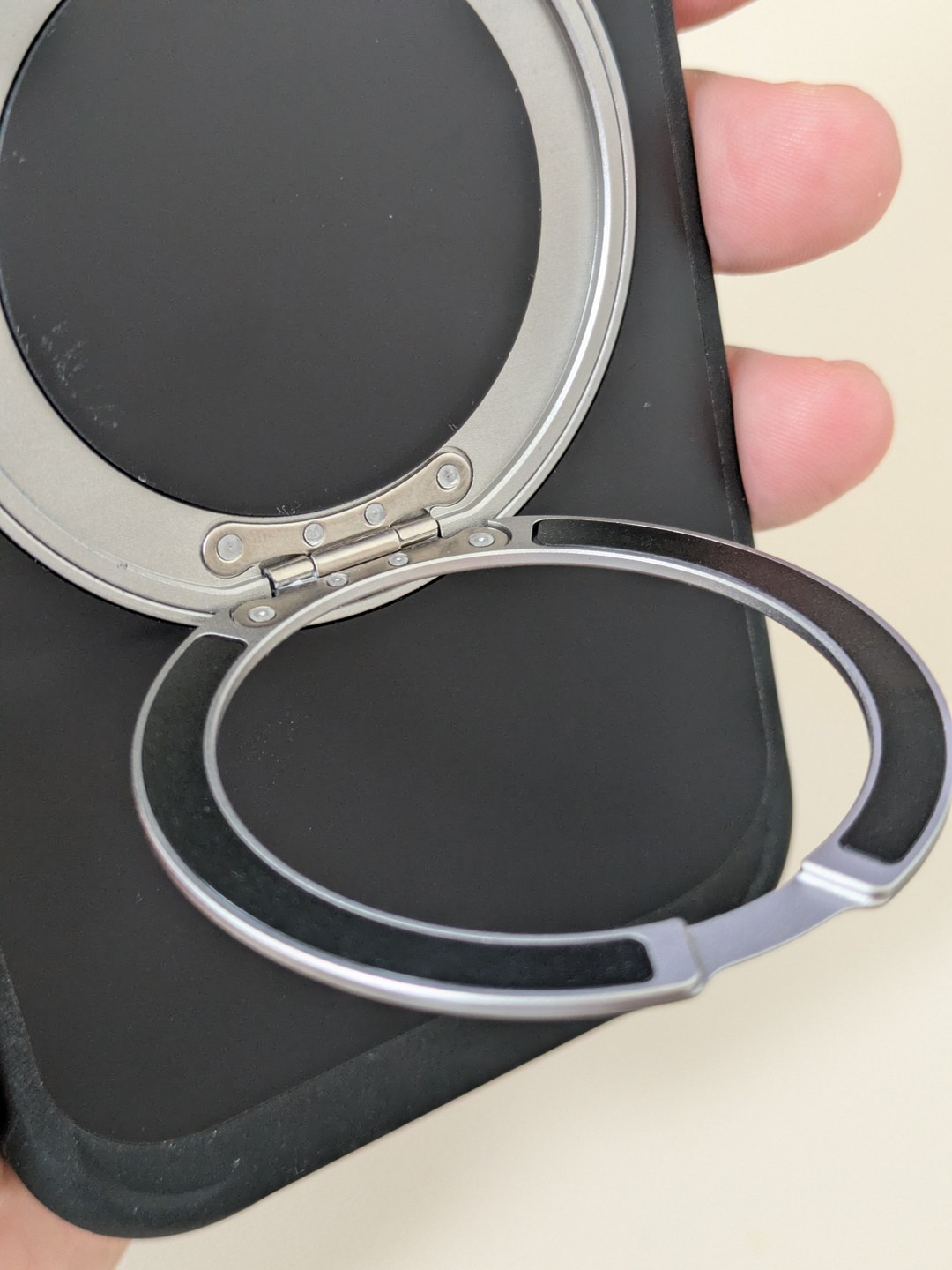 bitplay Wander Caseのリングスタンドを起こした接写