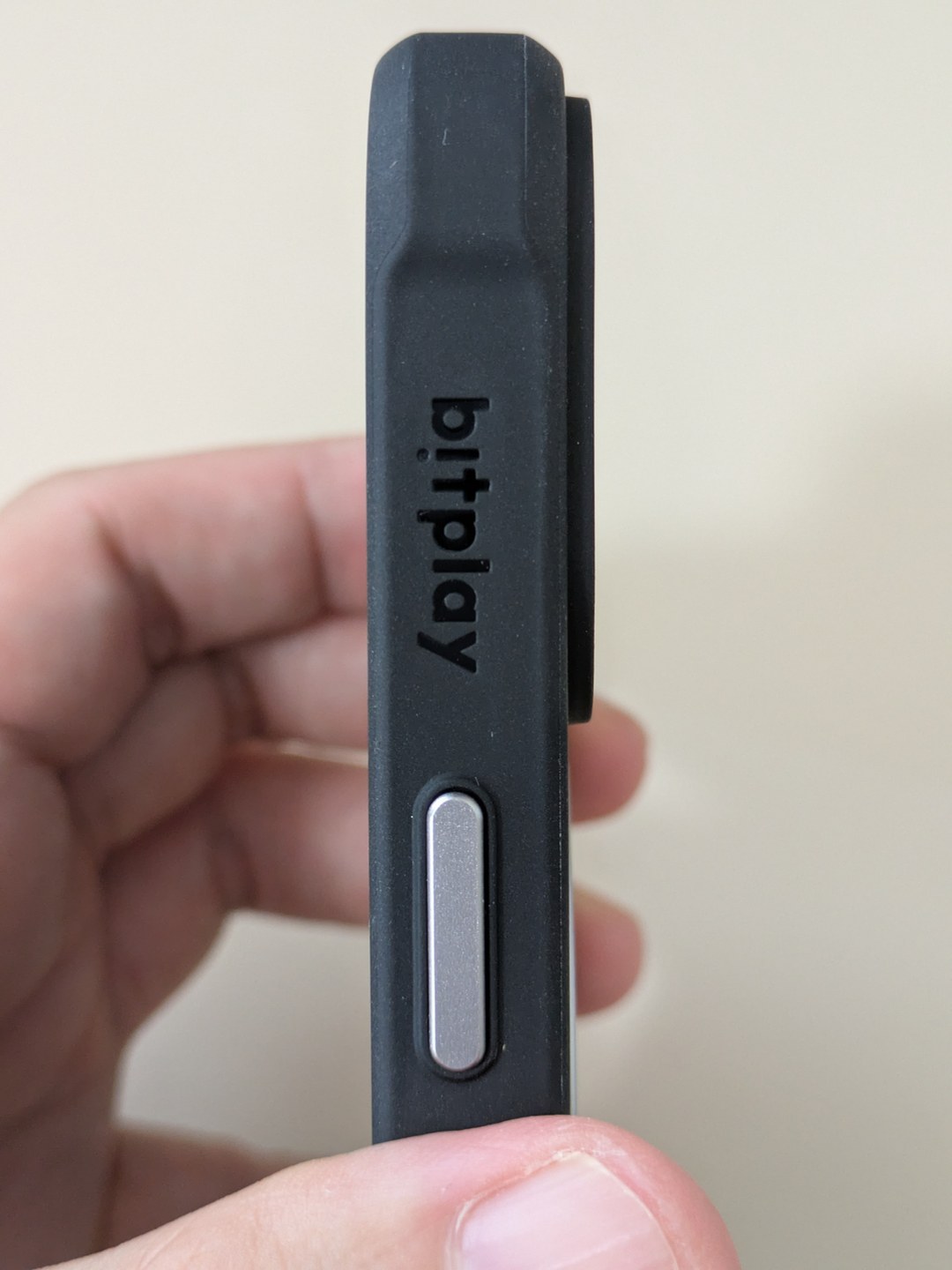 bitplay Wander Caseの側面。bitplayロゴと金属ボタン