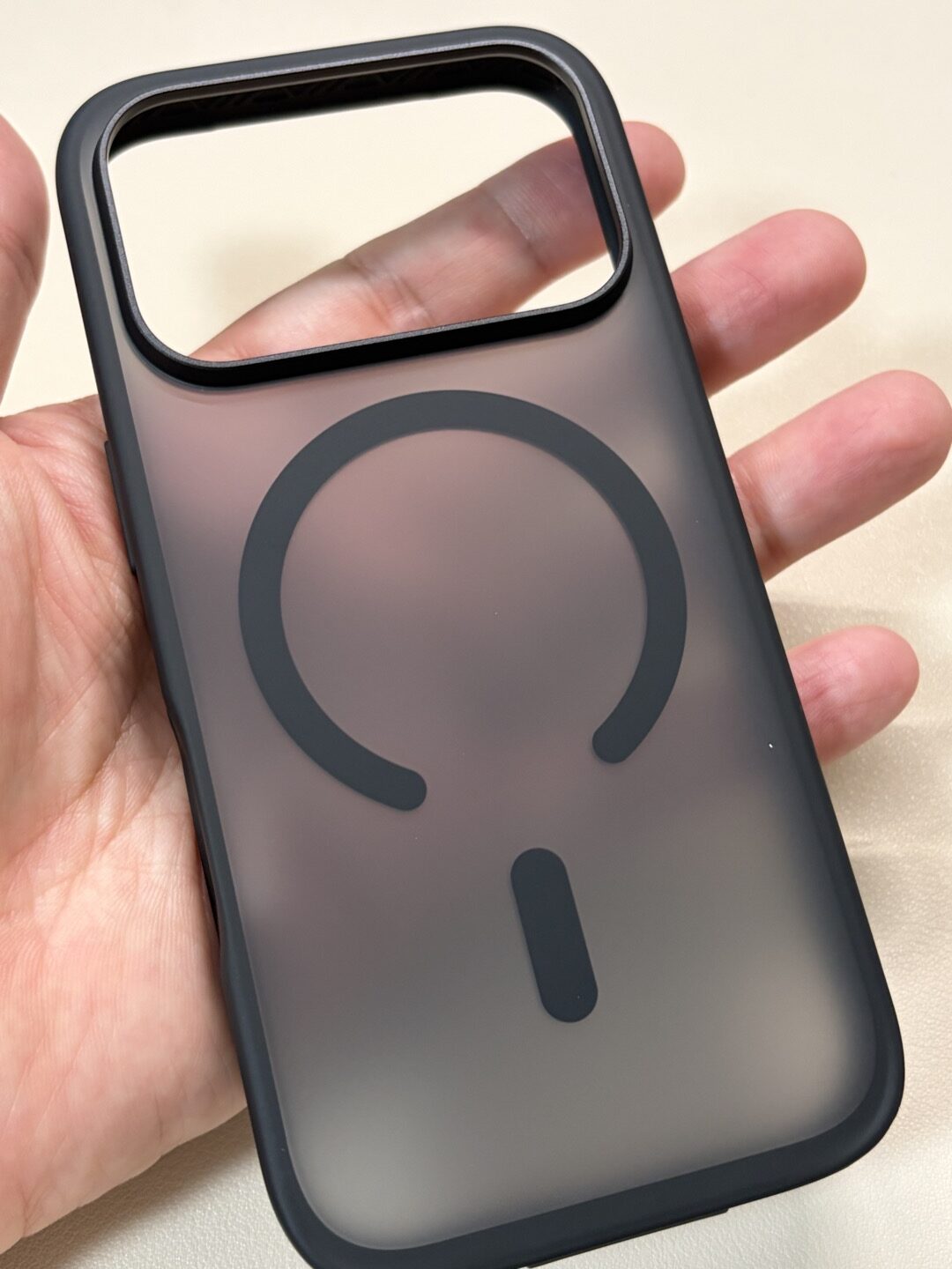 CASEKOO LINKOO 黒（iPhone 18 Pro用）の背面。ストラップホルダー収納時