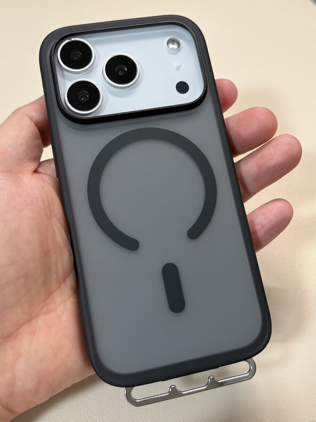 iPhone 17 ProモックにCASEKOO LINKOO 黒(iPhone 18 Pro用)を装着した背面全体。ストラップホルダーを開いた状態