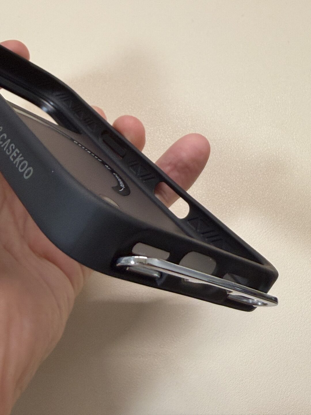 CASEKOO LINKOOの金属ストラップホルダーを開いた状態を側面から