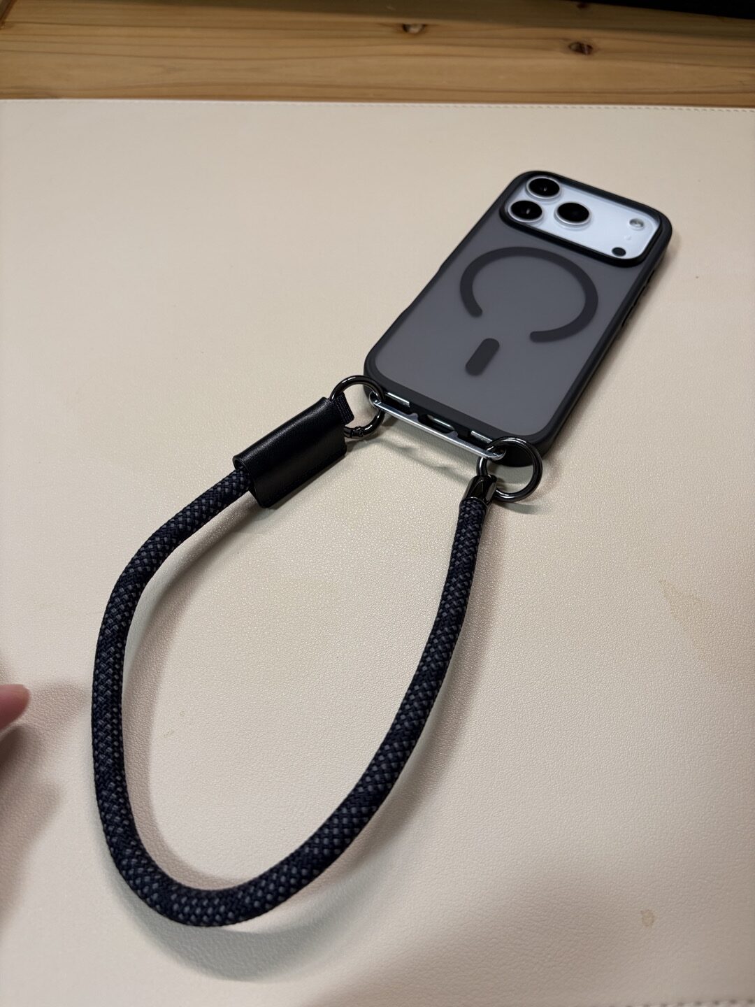 CASEKOO LINKOOに付属ハンドストラップを取り付けた状態