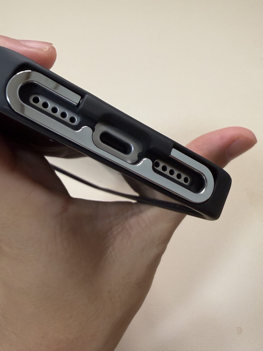 CASEKOO LINKOOの底面。ホルダー収納時のUSB-C端子とスピーカー穴