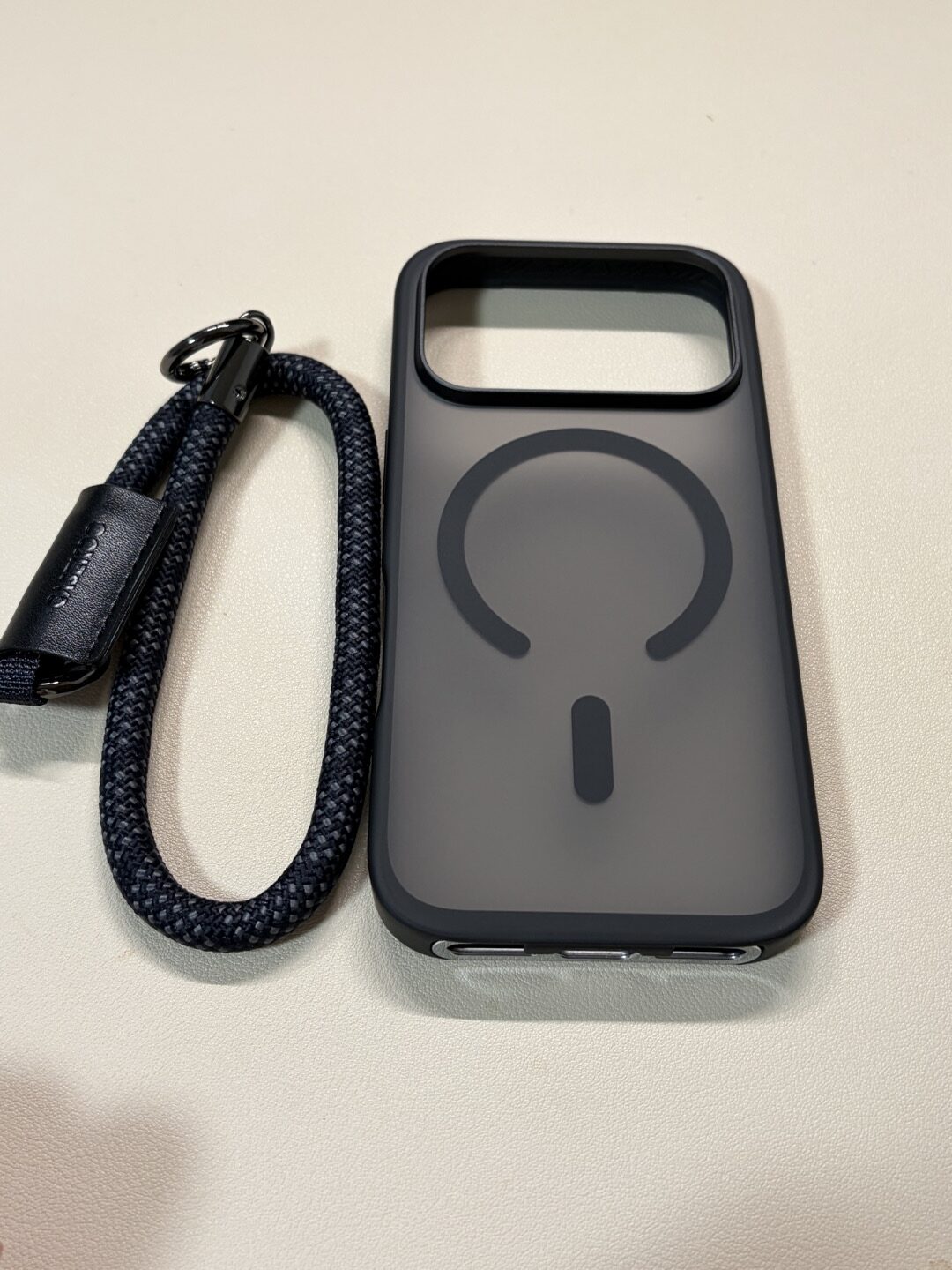 CASEKOO LINKOO 黒と付属のハンドストラップ