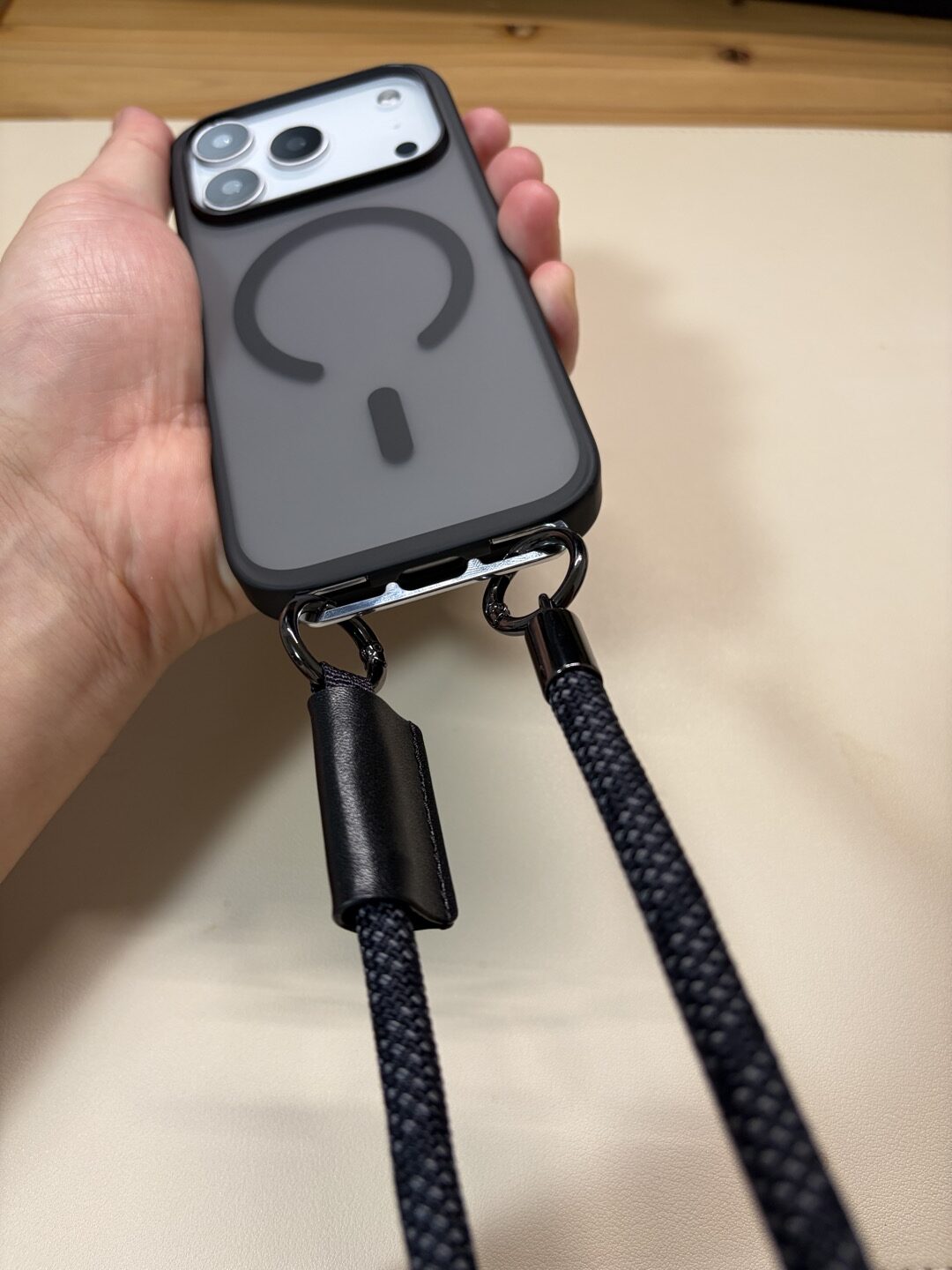 CASEKOO LINKOOにストラップを付けて手に持った状態
