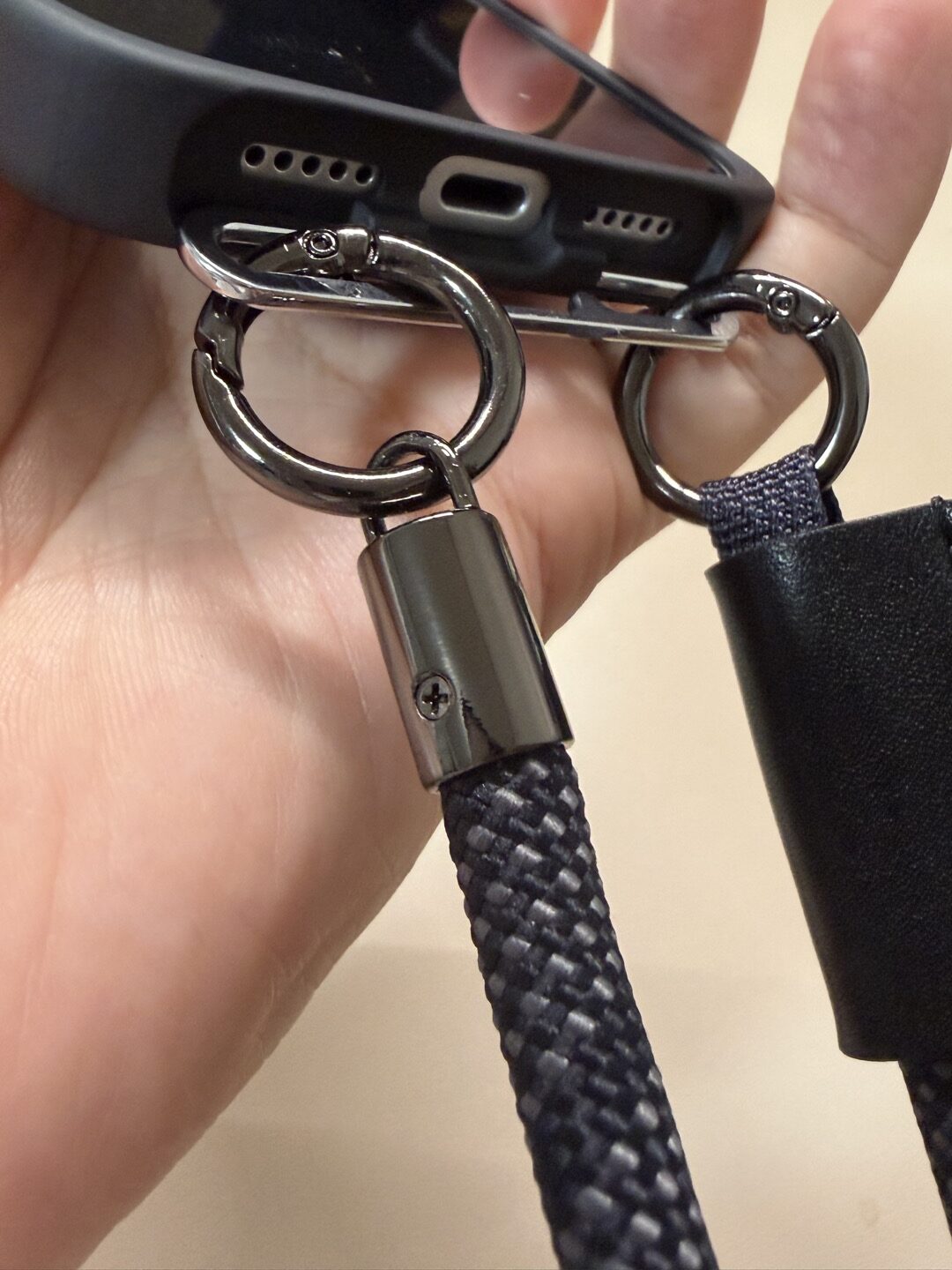 CASEKOO LINKOOの金属ホルダーとストラップ金具の寄り