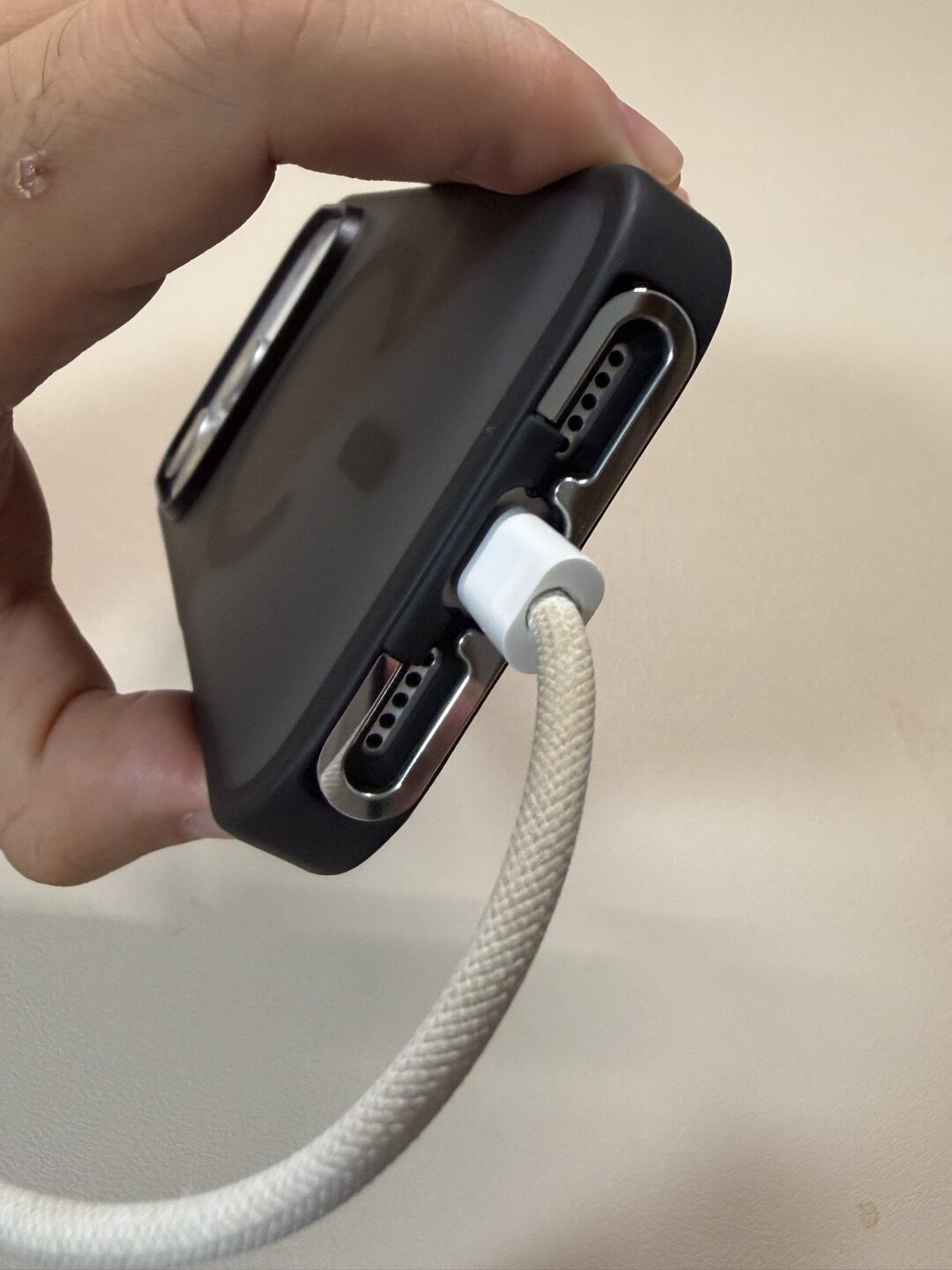 CASEKOO LINKOOのホルダーを開いた状態でUSB-Cケーブルを挿したところ