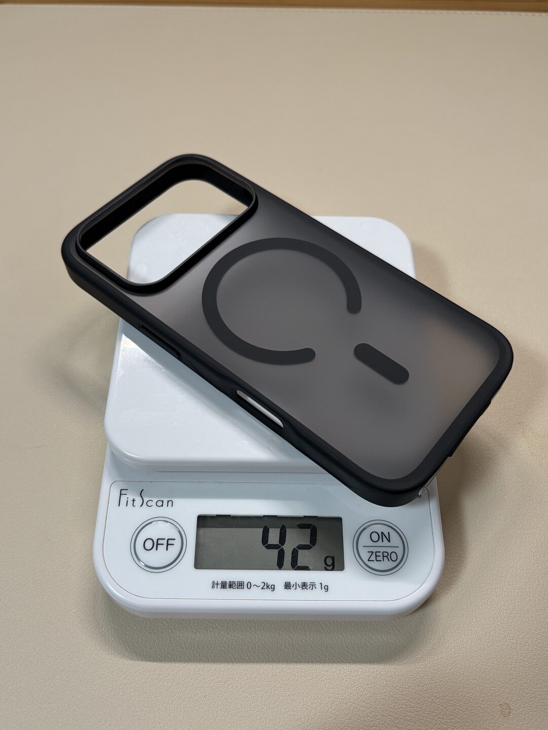 CASEKOO LINKOO 黒（iPhone 18 Pro用）をキッチンスケールで計量、42g