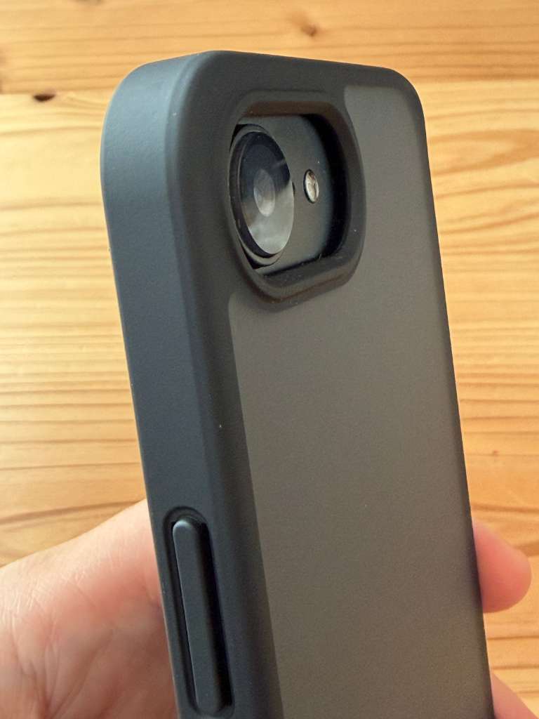 CASEKOOのiPhone17e対応マットケースのカメラ保護