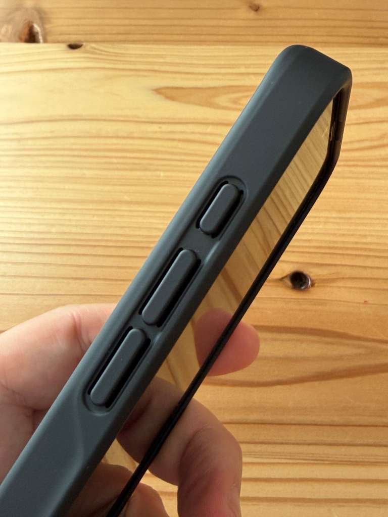 CASEKOOのiPhone17e対応マットケースの側面とボタン部分