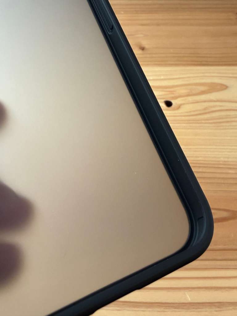 CASEKOOのiPhone17e対応マットケースの厚み