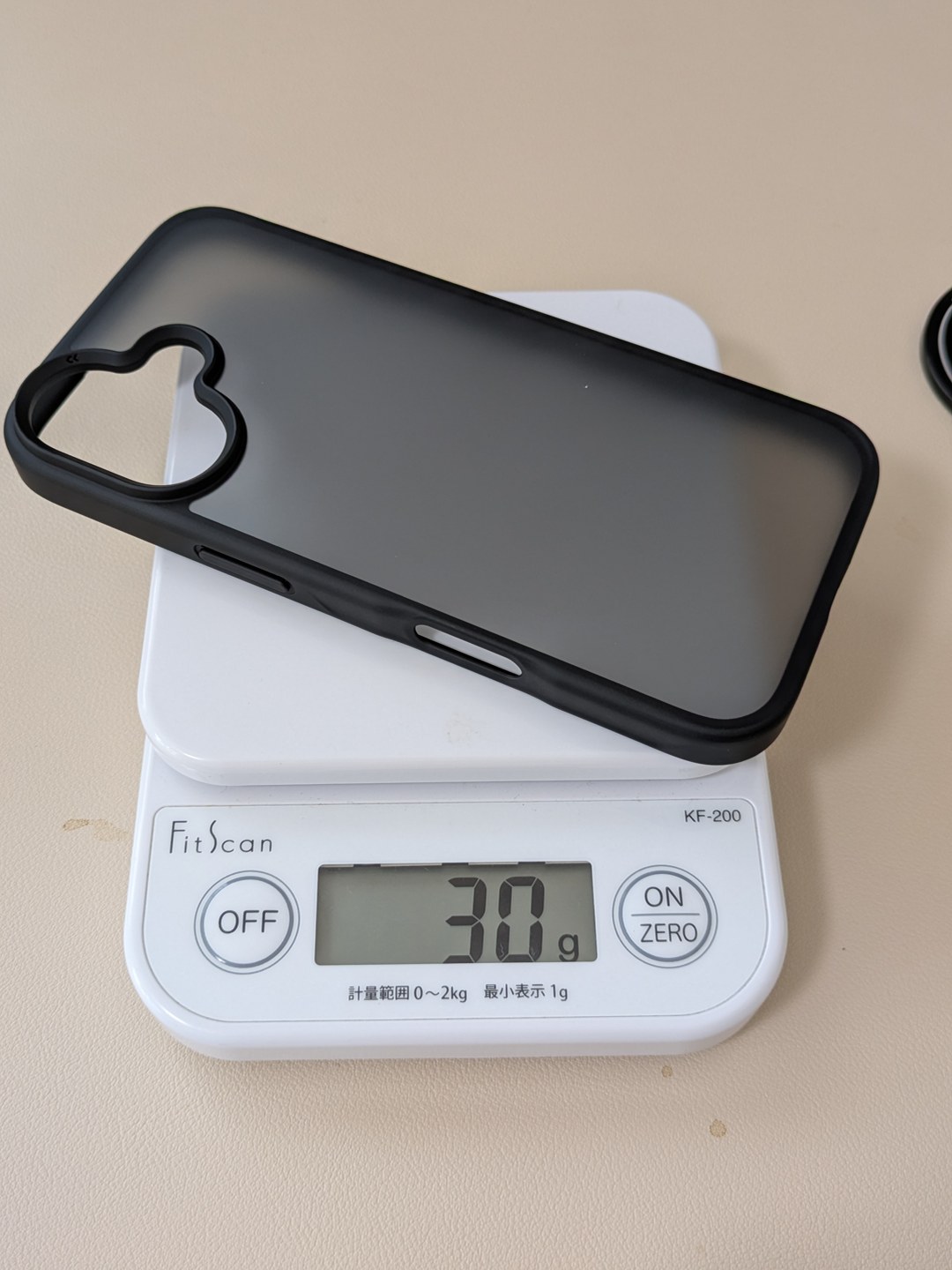 CASEKOO iPhone 17用マットケース(黒)をキッチンスケールで計量