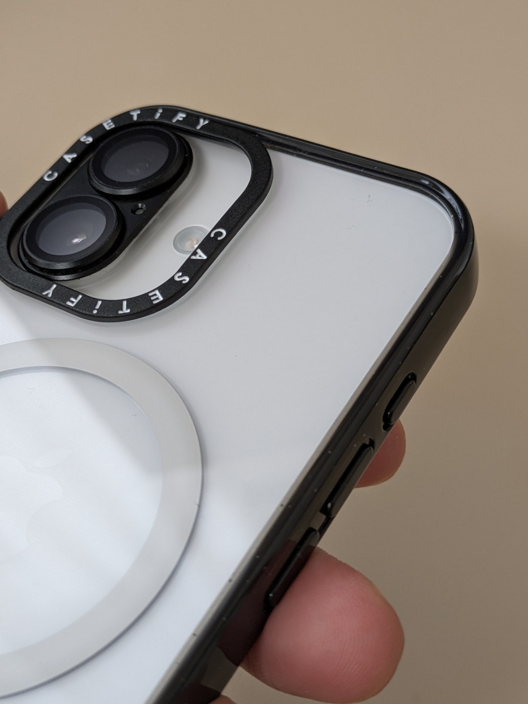 約1年使用したCASETiFYケースのカメラリング周り。細かい傷