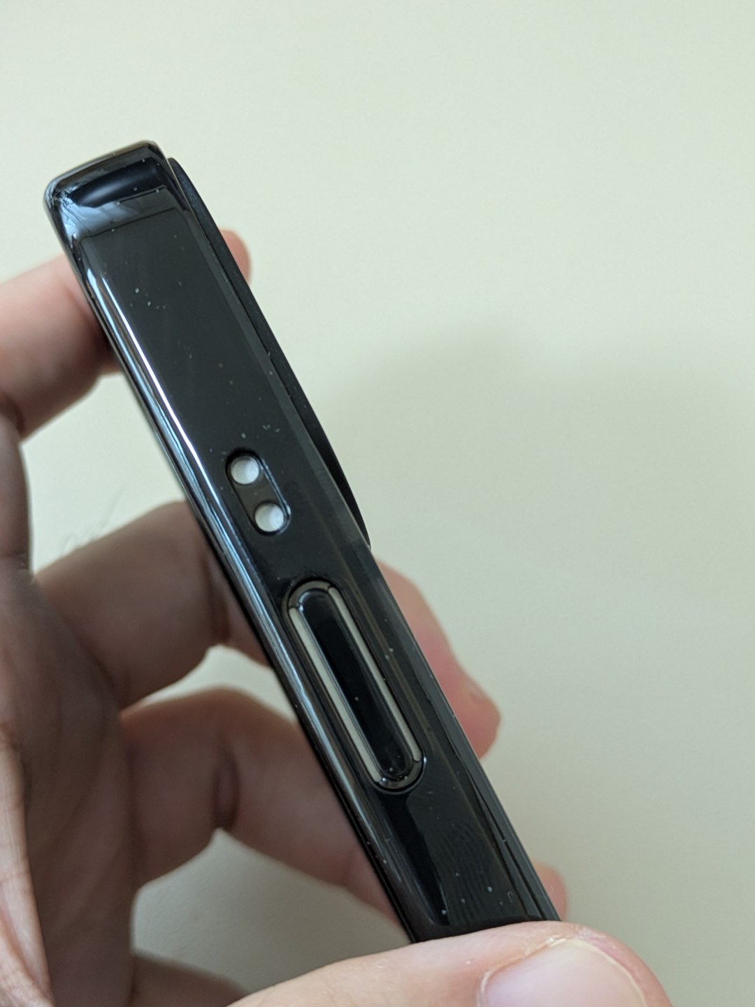約1年使用したCASETiFYケースの側面。黒いフレームのテカリ