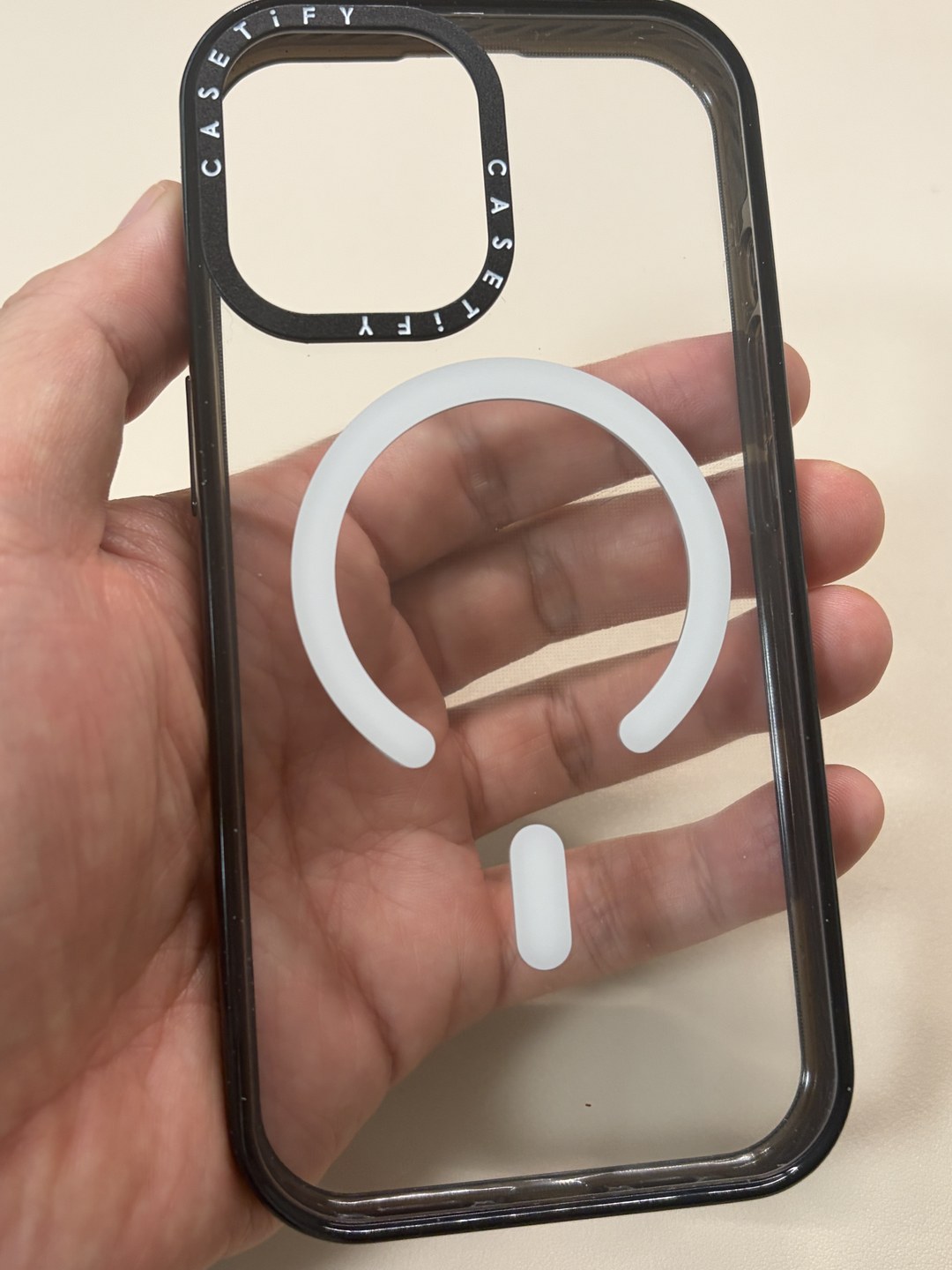 CASETiFY iPhone 17ケースの内側。透明な背面と黒半透明のフレーム、MagSafeリング