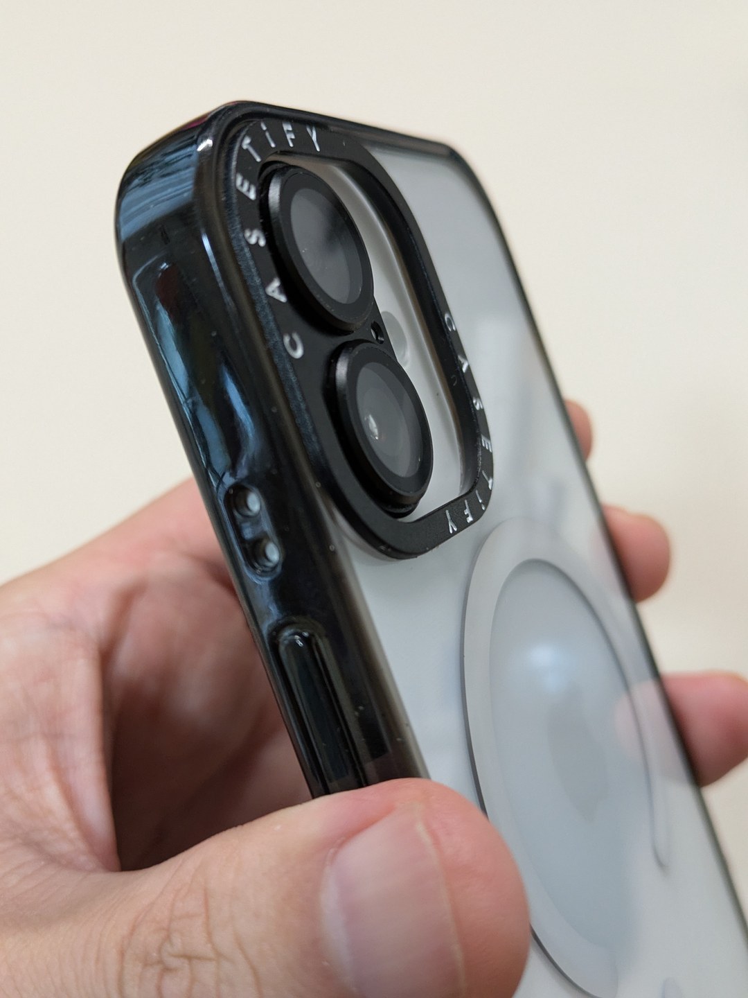 iPhone 17装着時のCASETiFYケースのカメラリングとレンズの段差