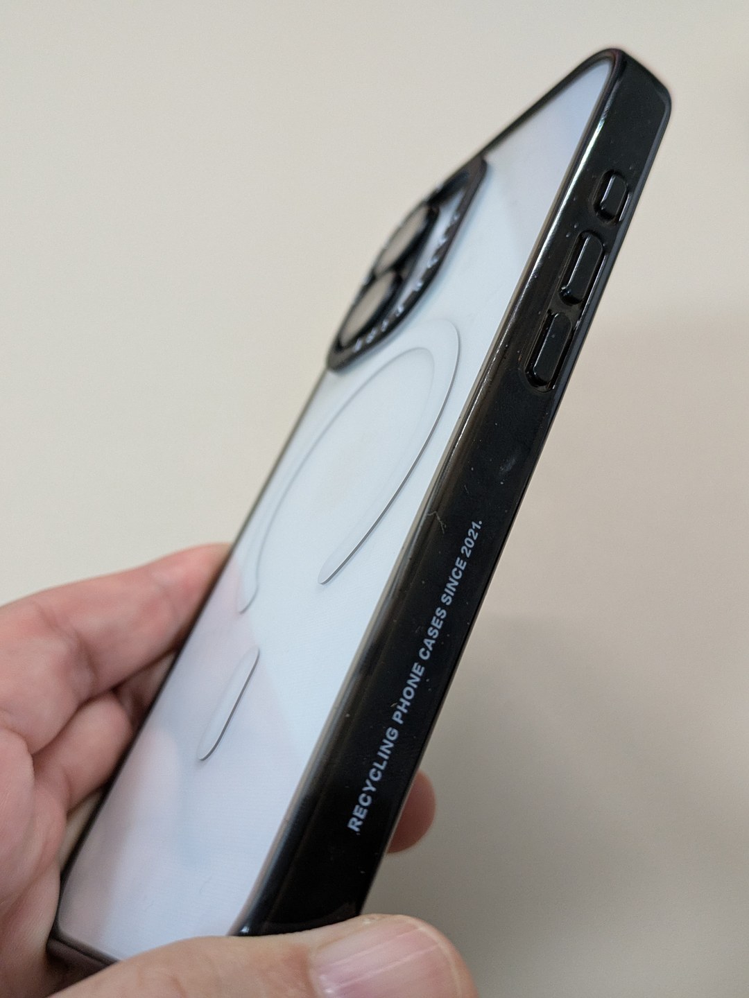 iPhone 17装着時のCASETiFYケース側面。音量ボタンとアクションボタン