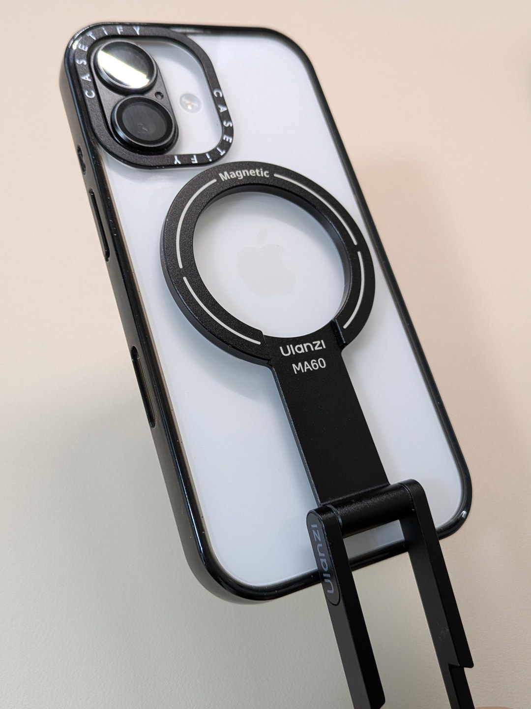 iPhone 17のCASETiFYケースにマグネットリングを吸着させたところ