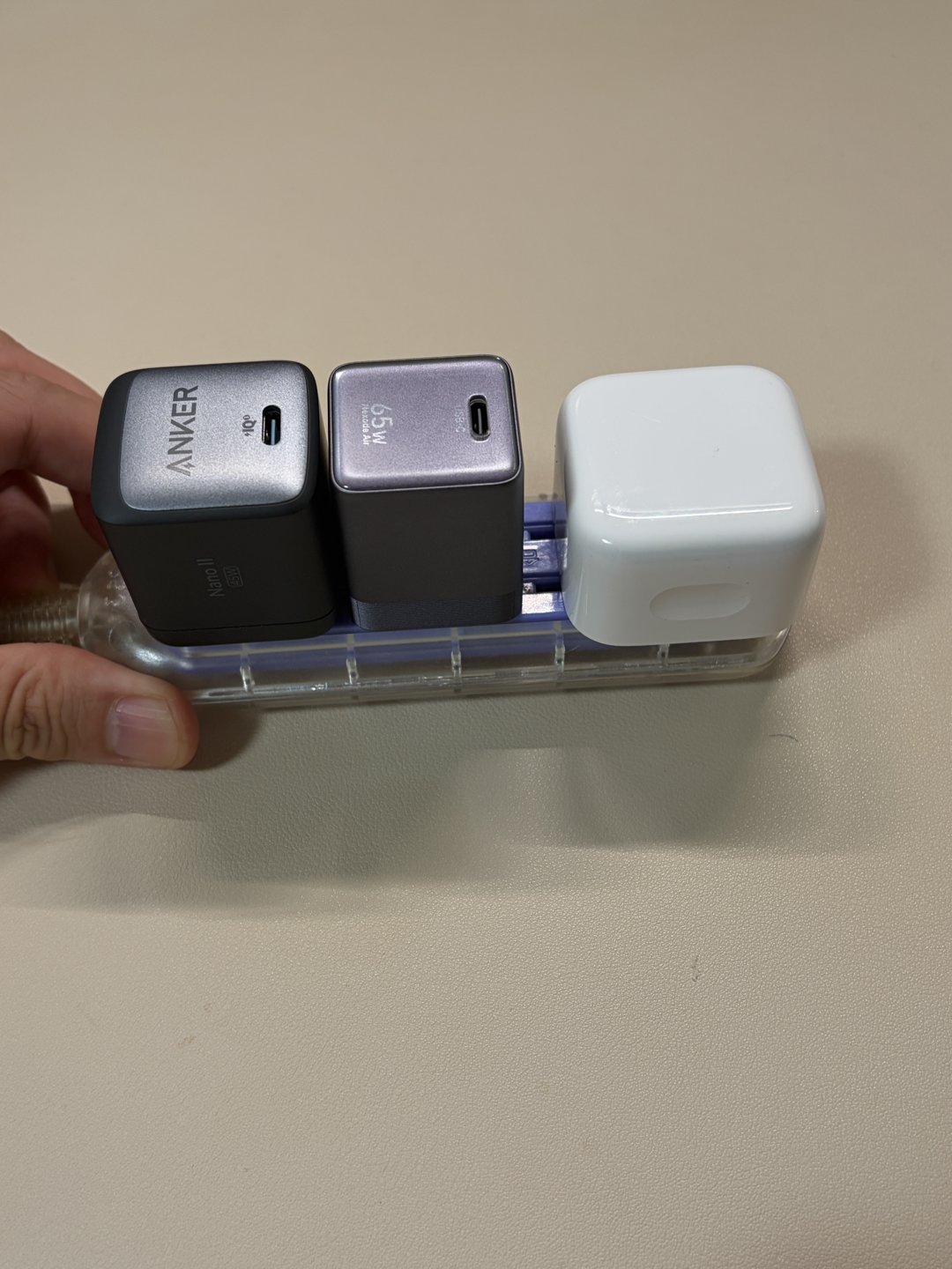 Anker Nano II 45W・UGREEN Nexode Air 65W・Apple 40Wを電源タップに並べて挿した状態