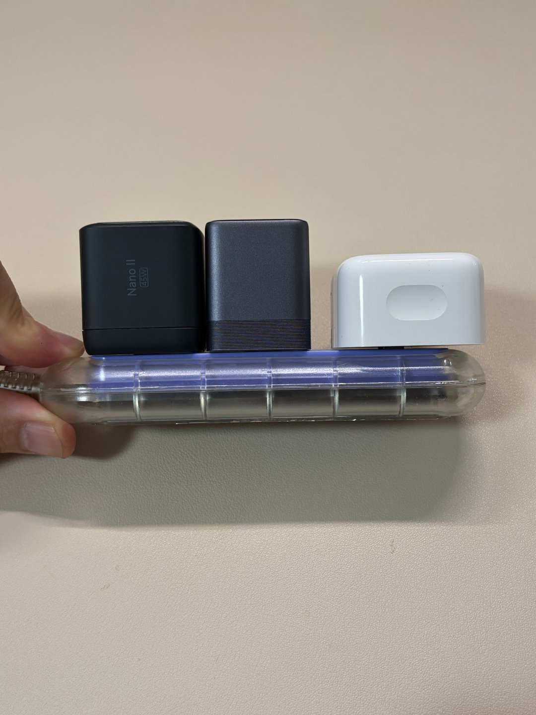 Anker Nano II 45W・UGREEN Nexode Air 65W・Apple 40Wの奥行きの違いを横から比較