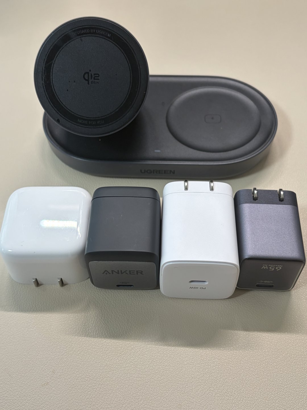 ダイソー45W・Anker Nano II 45W・Apple 40W・UGREEN Nexode Air 65WとUGREEN Zapix 2in1を並べた集合写真