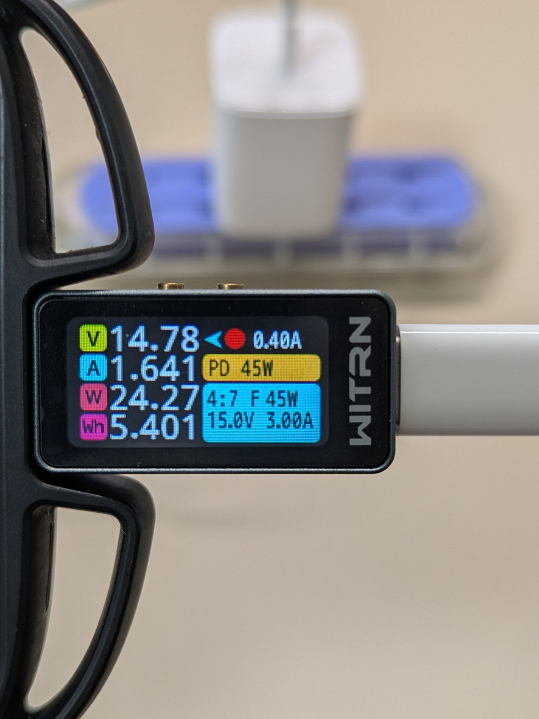 ダイソーのGaN 45W充電器(radius)でiPhone 17を充電中のWITRNテスター表示(14.78V・1.641A・24.27W・PD 45W)