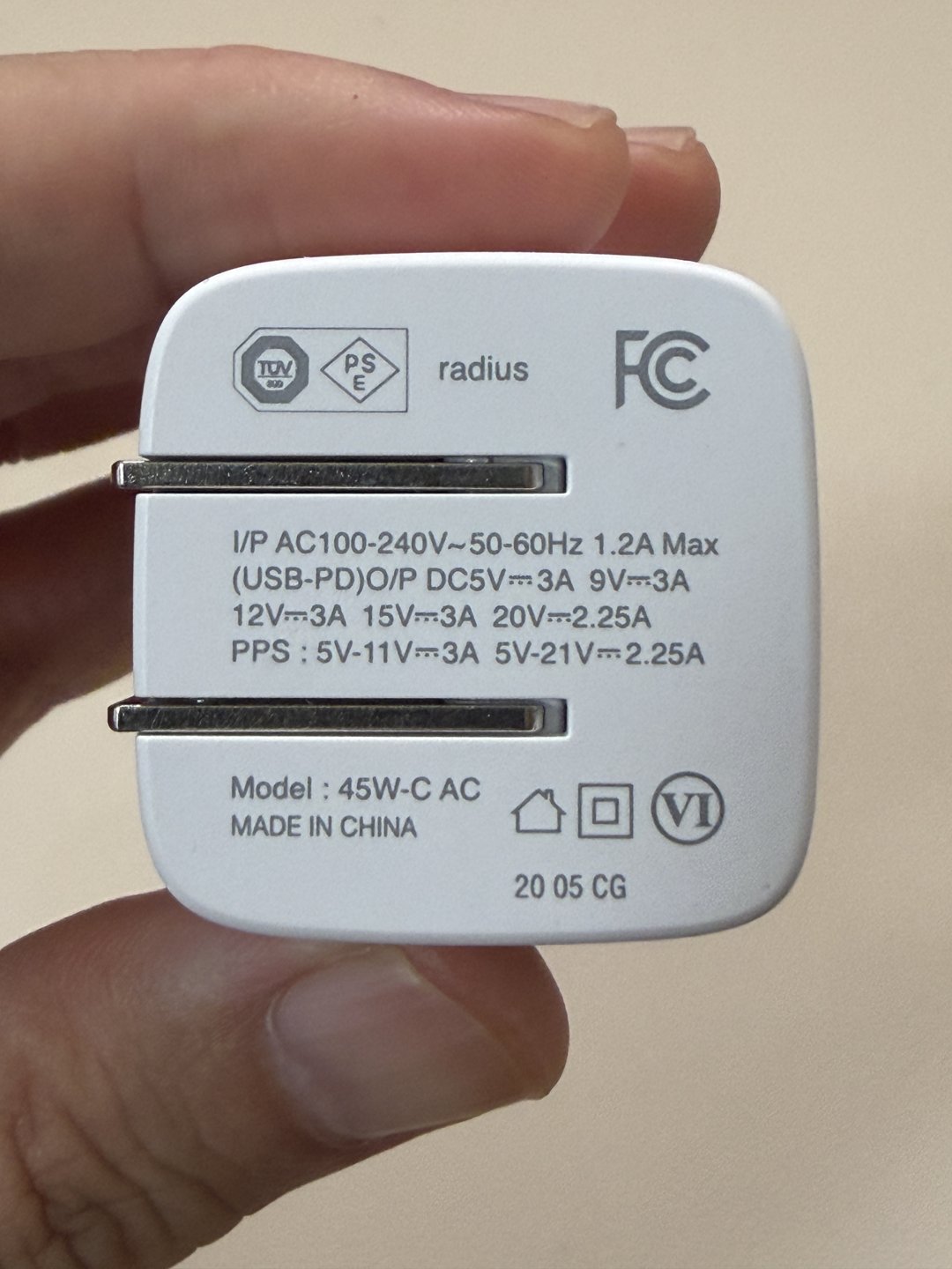 ダイソーで購入したradius製GaN 45W充電器(Model 45W-C AC)の本体ラベル。20V2.25A・PPS対応