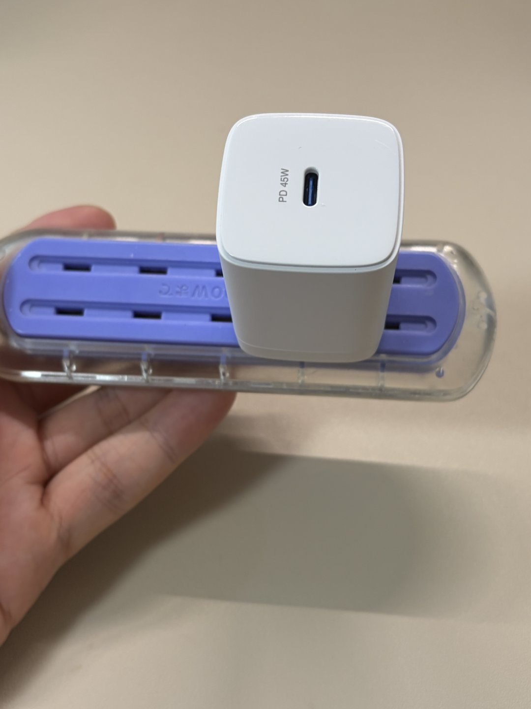 ダイソーのGaN 45W充電器(radius)を電源タップに挿した状態
