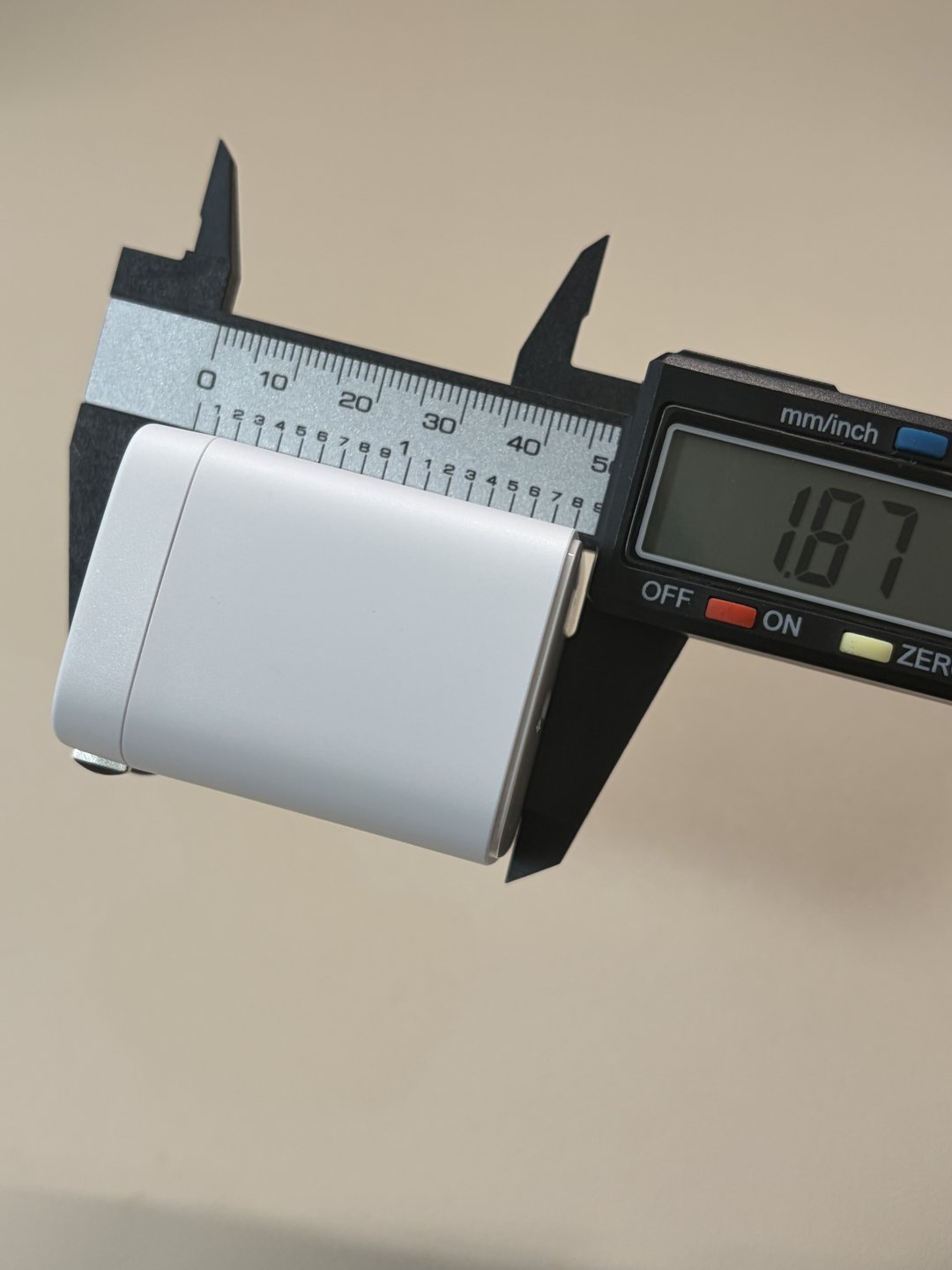 ダイソーのGaN 45W充電器(radius)の奥行きをノギスで計測(1.87インチ=約47.5mm)