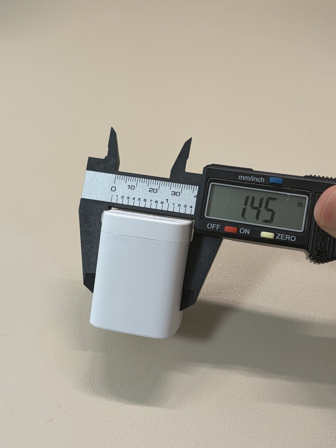 ダイソーのGaN 45W充電器(radius)の高さをノギスで計測(1.45インチ=約36.8mm)