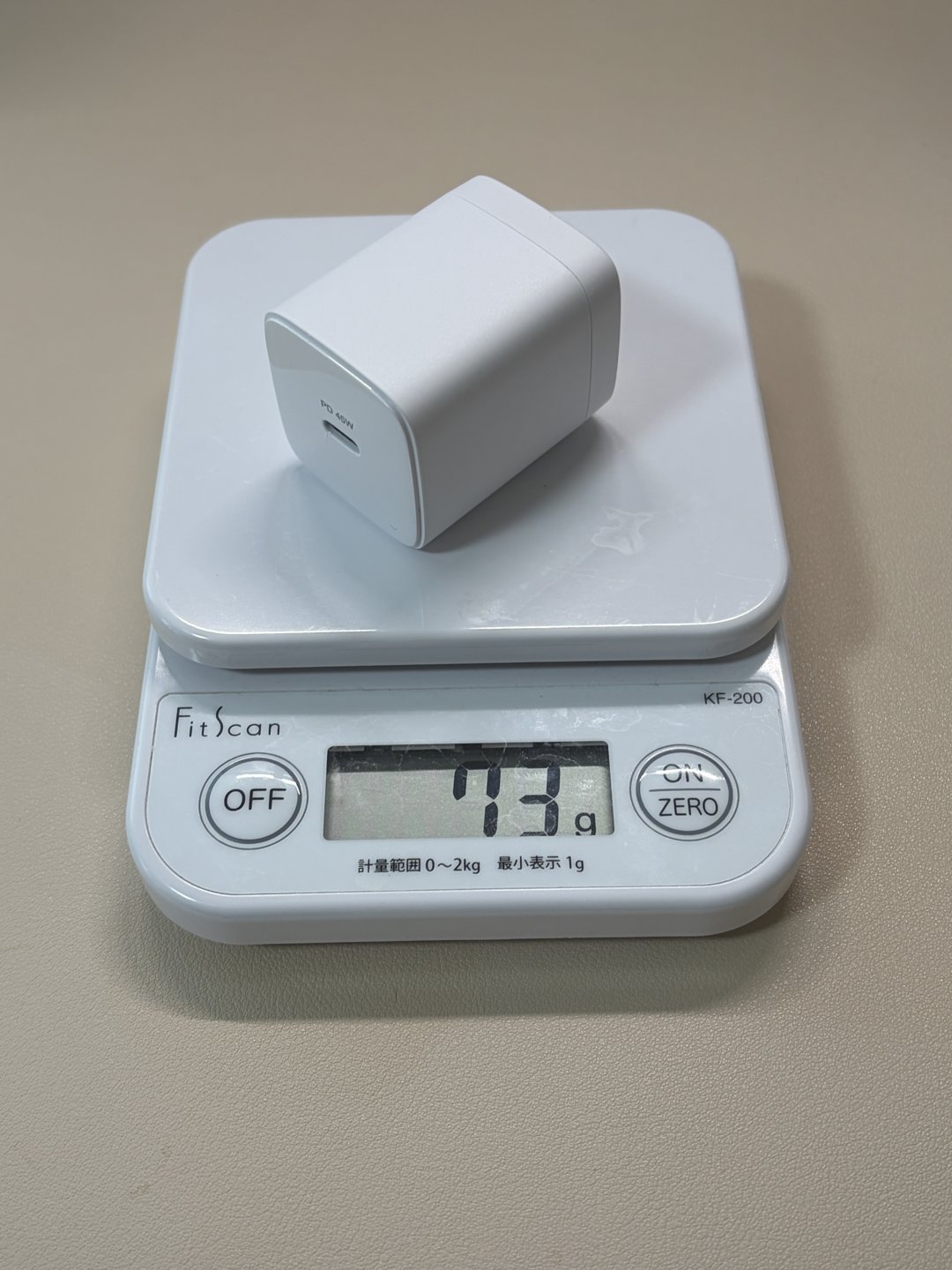 ダイソーのGaN 45W充電器(radius)の重さを計測(73g)