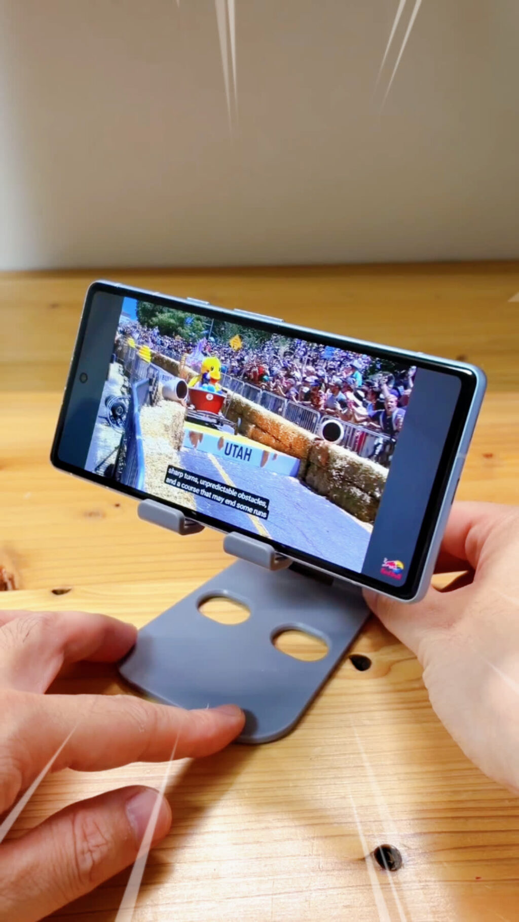 ダイソーのスマホスタンドを指で押すとぐらつく様子