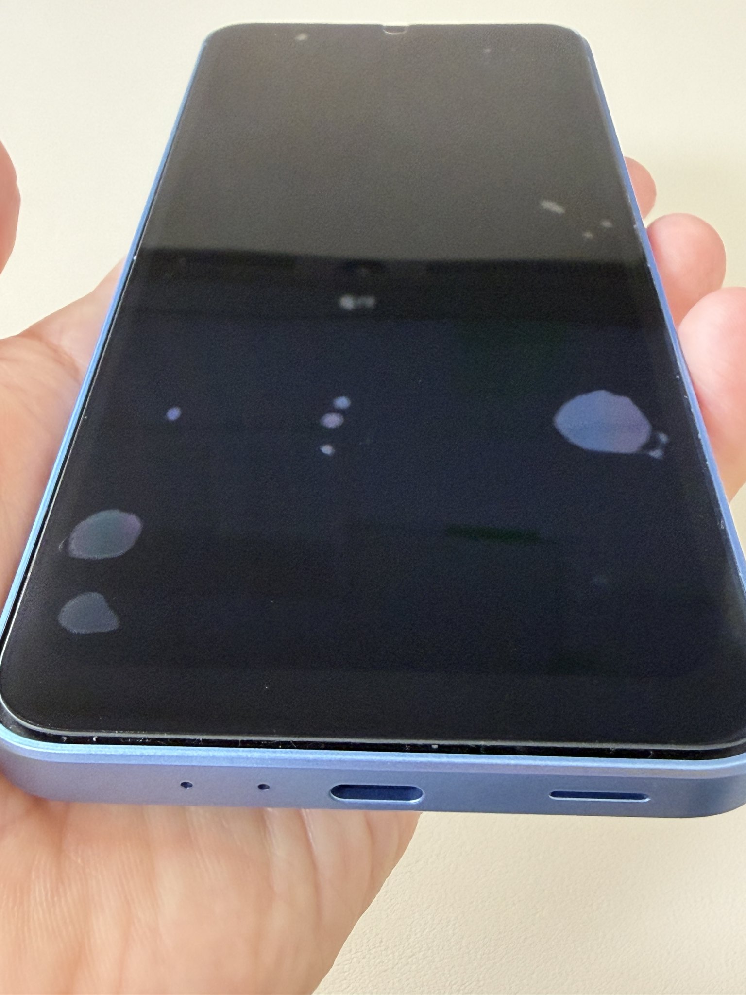 貼り付け直後のGalaxy A25モック。気泡が複数残っている