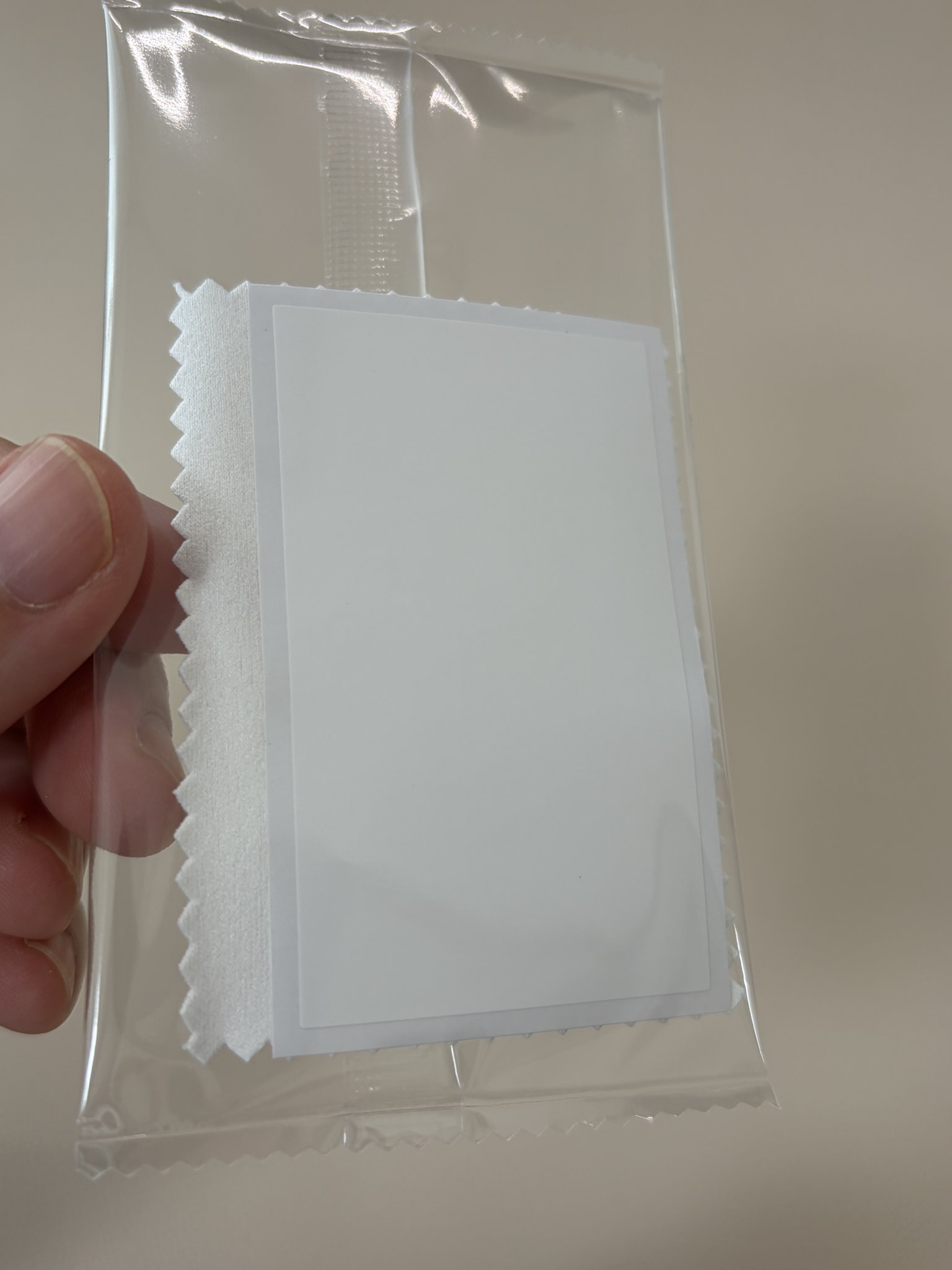 エレコム AQUOS R10用フィルムに同梱のクリーニングクロス