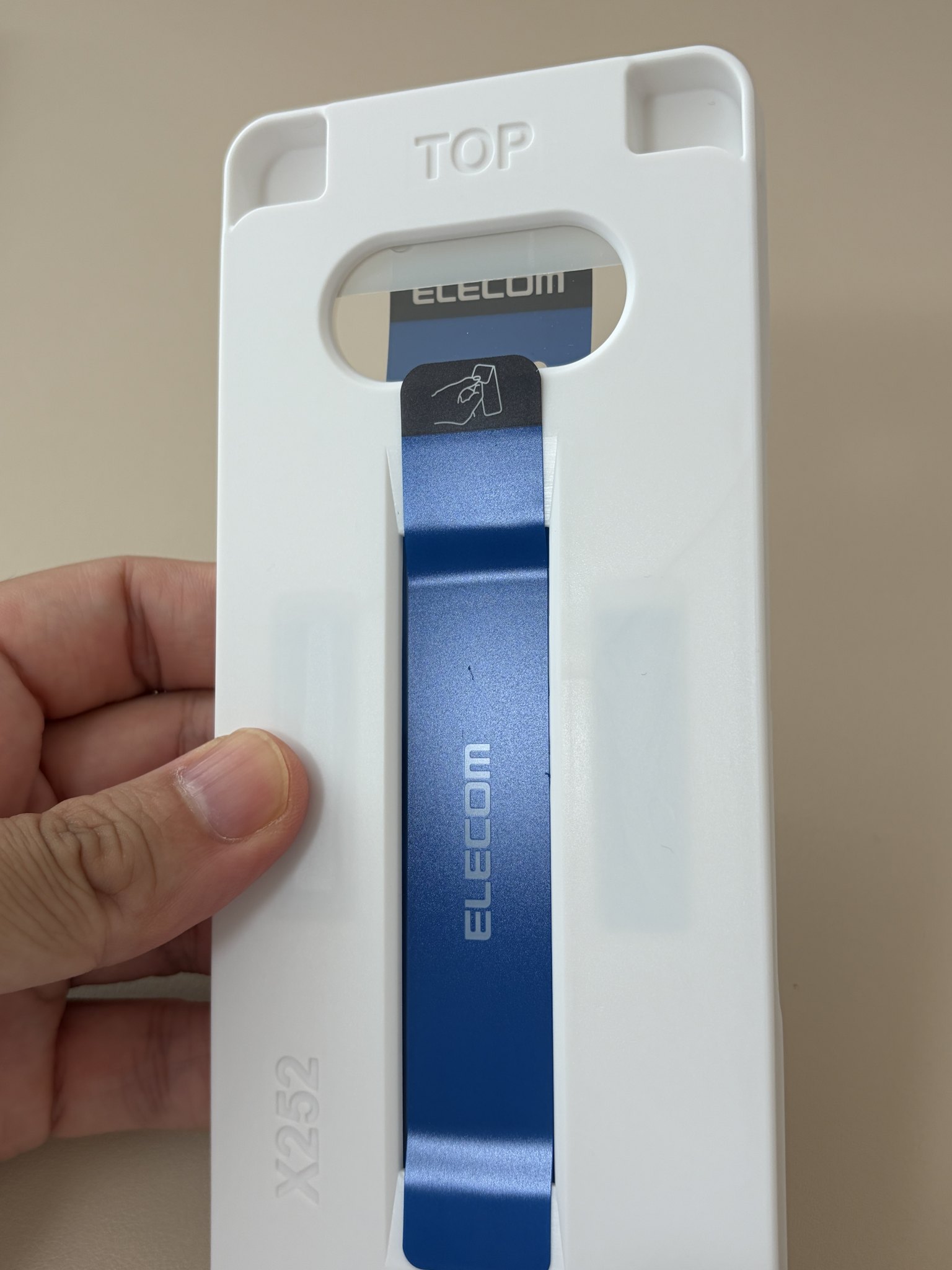 エレコム Xperia 10 VII用 貼り付けツールの正面（TOP表記）