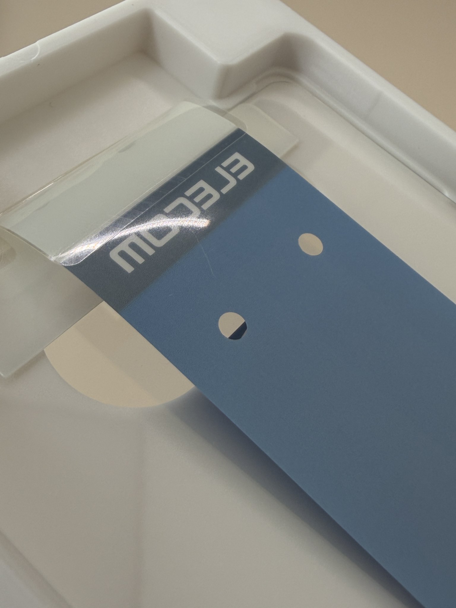 エレコム Xperia 10 VII用 貼り付けツールのタブ接写