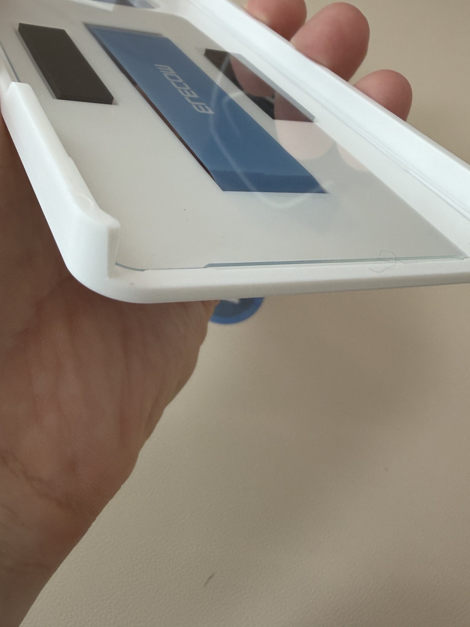 エレコム Xperia 10 VII用 貼り付けツールを斜めから