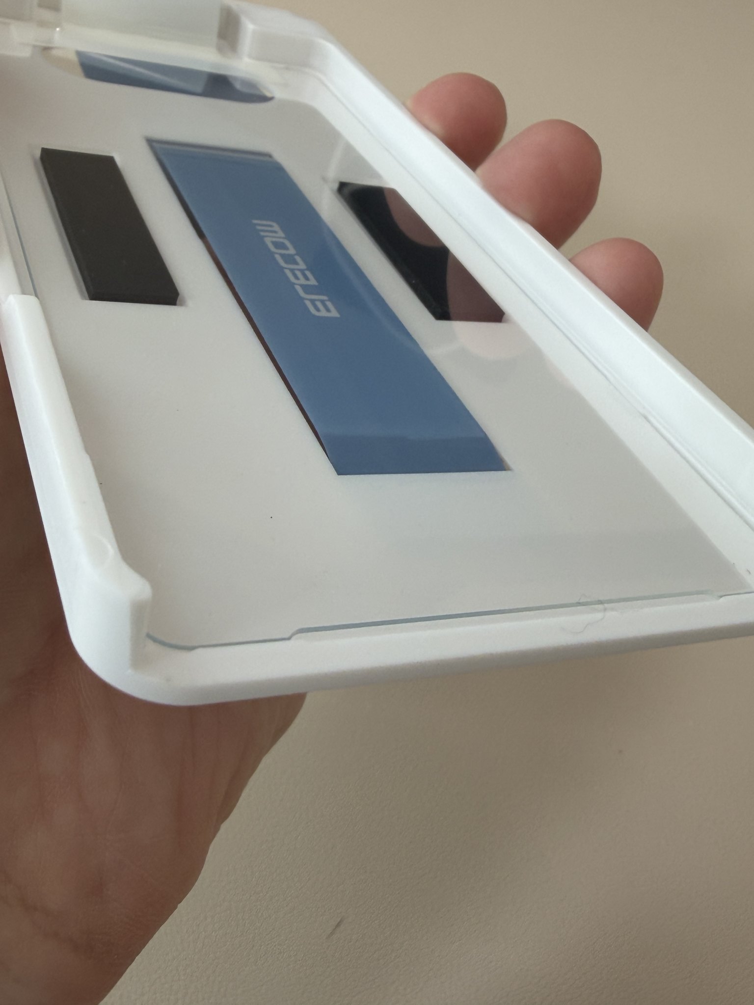 エレコム Xperia 10 VII用 貼り付けツールのフチの高さ