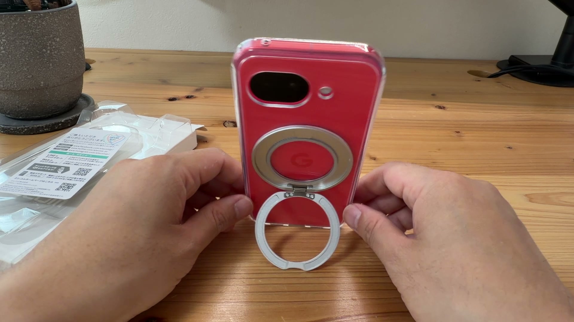 エレコム MAGKEEPのリングを起こして縦置きのスタンドにした状態