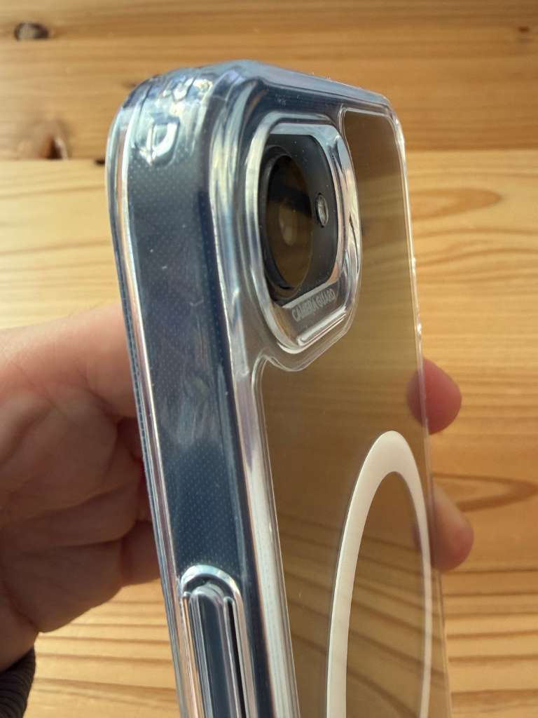 ESRケースのカメラ周辺の作りや保護形状を確認できる画像。