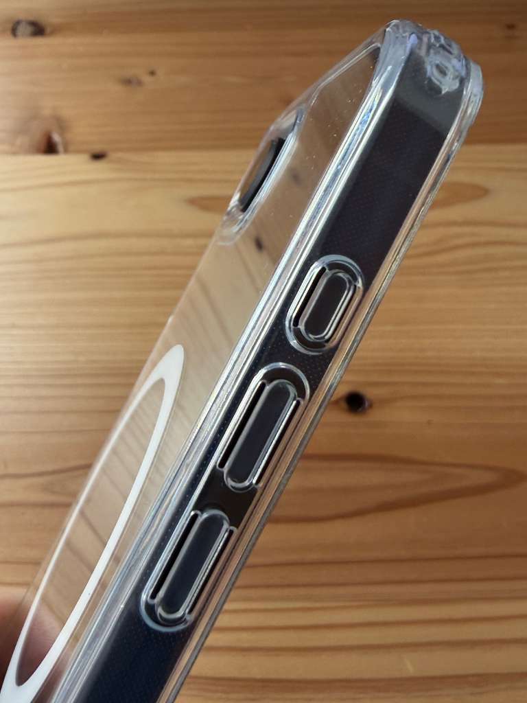 ESRのiPhone17e対応クリアケースの側面とボタン部分