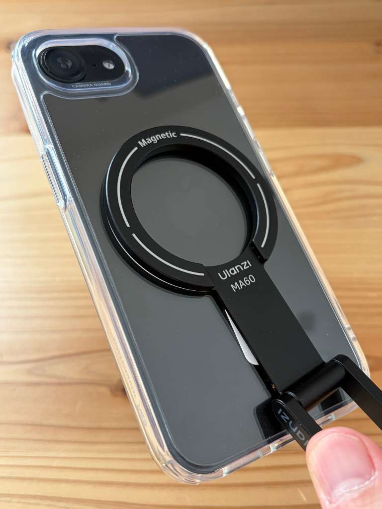 ESRのiPhone17e対応クリアケースのmagsafe装着