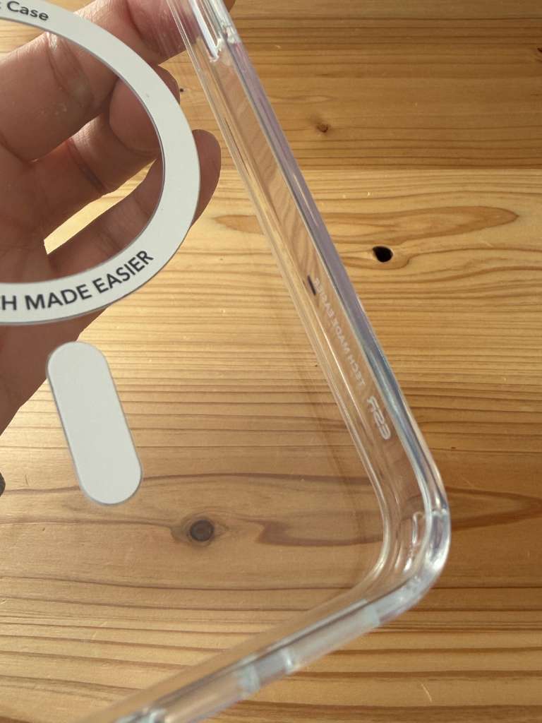 ESRのiPhone17e対応クリアケースの厚み