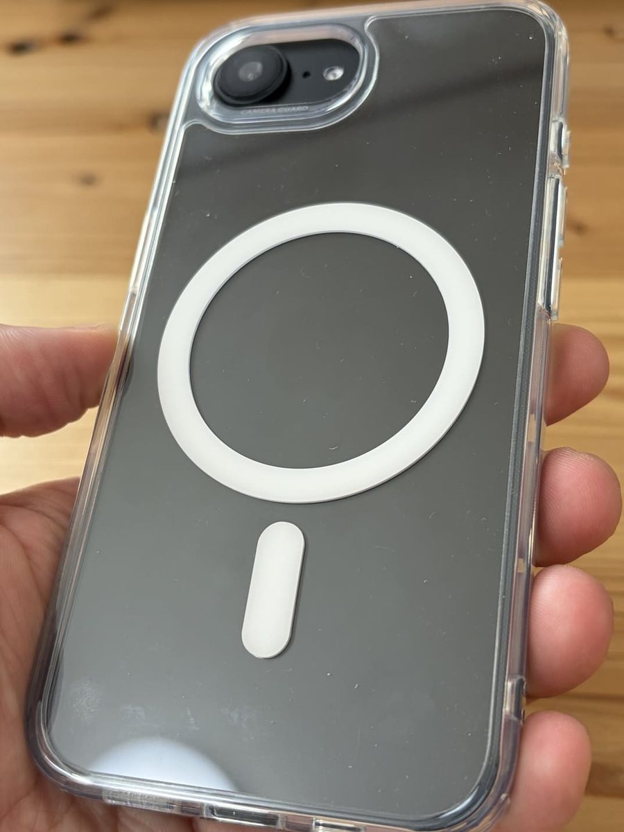 ESRのiPhone17e対応クリアケースを手に持った写真